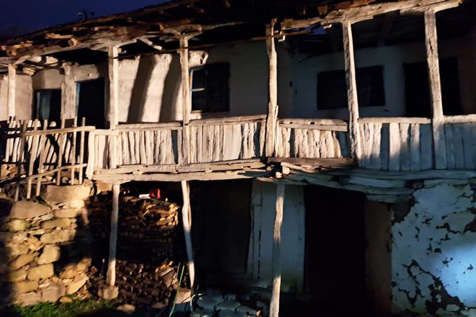 Vučitrn | Mati in hči sta pred selitvijo v leseno barako živeli v več kot 200 let stari hiši. | Foto Aleksander Kolednik