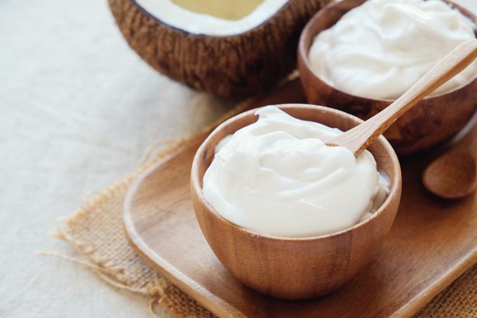 Kokosov jogurt je priljubljen tudi na našem trgu in ga prodajajo vse večje trgovske verige. | Foto: Getty Images