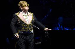 Elton John v solzah odšel z odra: Ne morem več peti, izgubil sem glas #video