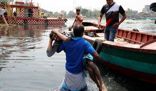 V nesreči trajekta v Bangladešu številni mrtvi, v Indoneziji poplave zahtevale več kot 90 življenj
