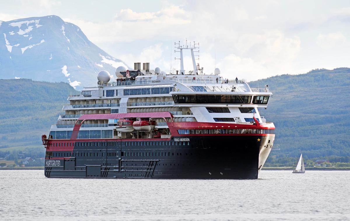 Ladja MS Roald Amundsen norveške družbe Hurtigruten | Ladja MS Roald Amundsen norveške družbe Hurtigruten je zasidrana v kraju Tromso na severu Norveške. | Foto Reuters