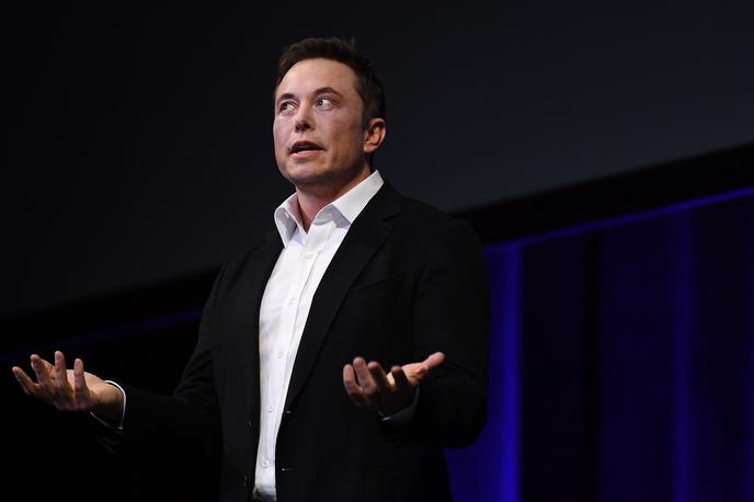 Elon Musk | Elon Musk velja za podjetnika, ki rešuje velike probleme človeštva. Med drugim velja za enega od utemeljiteljev sodobnega spletnega bančništva (PayPal), sodobnega serijskega električnega avtomobila (Tesla), cenejših prevozov tovora in morda kmalu tudi posadke v vesolje (SpaceX). Odpraviti želi tudi dolge potovalne čase (Hyperloop in Boring Company), z Neuralinkom pa želi zagotoviti, da bo lahko človeštvo živelo v sožitju z umetno inteligenco, ko ta postane pametnejša od nas. | Foto Getty Images