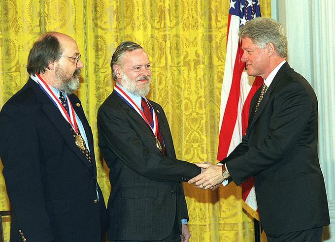 Dennis Ritchie je leta 1999 iz rok takratnega predsednika ZDA Billa Clintona prejel državno odlikovanje za svoj prispevek na področju razvoja tehnologije.  | Foto: 