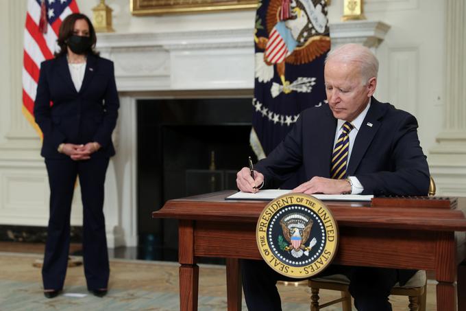 Biden je podpisal nov zakon, ki omejuje prodajo proizvodnih strojev za izdelavo čipov Kitajski in namenil 52 milijard dolarjev vzpodbud domačim proizvajalcem. | Foto: Reuters