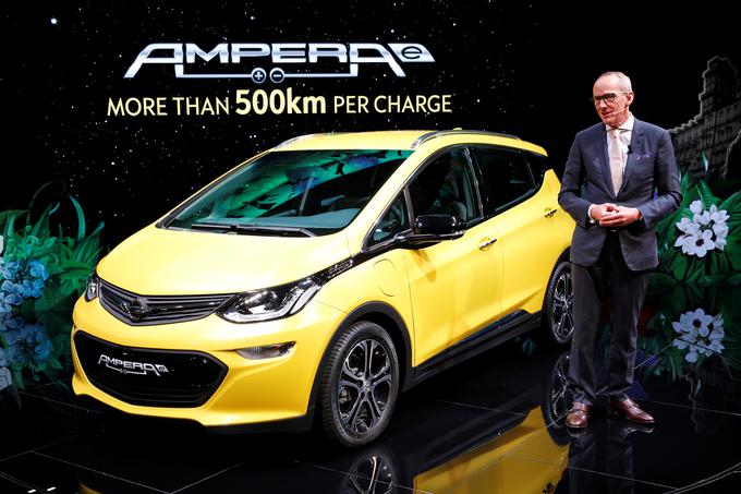 Opel ampera-e spada med največje zvezde avtomobilskega salona v Parizu. Poganja jo 150-kilovatni elektromotor, ki izkorišča energijo iz litij-ionskih baterij (dobavitelj LG) s kapaciteto 60 kilovatnih ur. Doseg zlahka znaša od 300 do 400 kilometrov, avtomobil hitro pospešuje, najvišja hitrost pa je omejena na 150 kilometrov na uro. | Foto: Reuters
