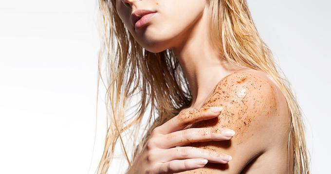 S pilingom boste odstranili vse nečistoče in odmrle celice. Koža si po izpostavljenosti soncu zasluži takšno nego. | Foto: Thinkstock