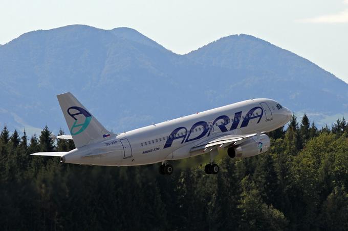 Po neuradnih informacijah bodo konec novembra v Adrii Airways prodali blagovno znamko in jo nato najemali. | Foto: Matjaž Rušt