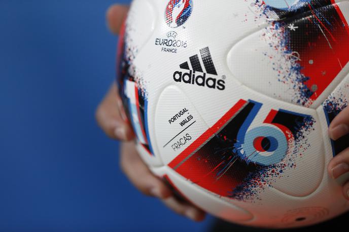 nogometna žoga | Več kot polovica nogometašev, ki so igrali na evropskem prvenstvu in afriškem pokalu narodov, je utrpela zlorabo na spletu. | Foto Reuters