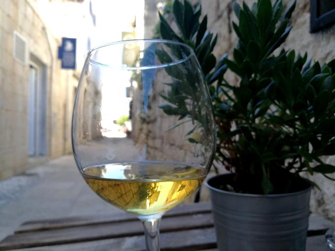 Ker poletne temperature kličejo po lahkotnejši kapljici, smo se zatekli k belemu vinu - med preizkušenimi sta izstopali vugava ter zvrst vugave in pošipa, ki ju prideluje gospodar viškega hotela San Giorgio. | Foto: Nina Vogrin