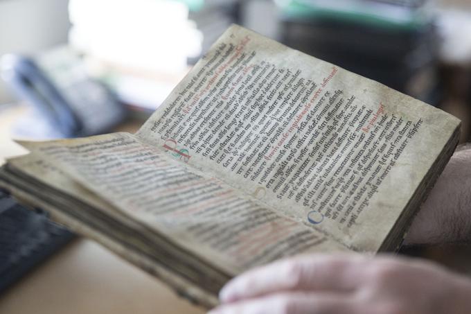 Kartuzijanski kodeks o meniškem življenju iz 13. stoletja, ki ga bodo iz NUK v kratkem posodili za razstavo v Bonnu. | Foto: 