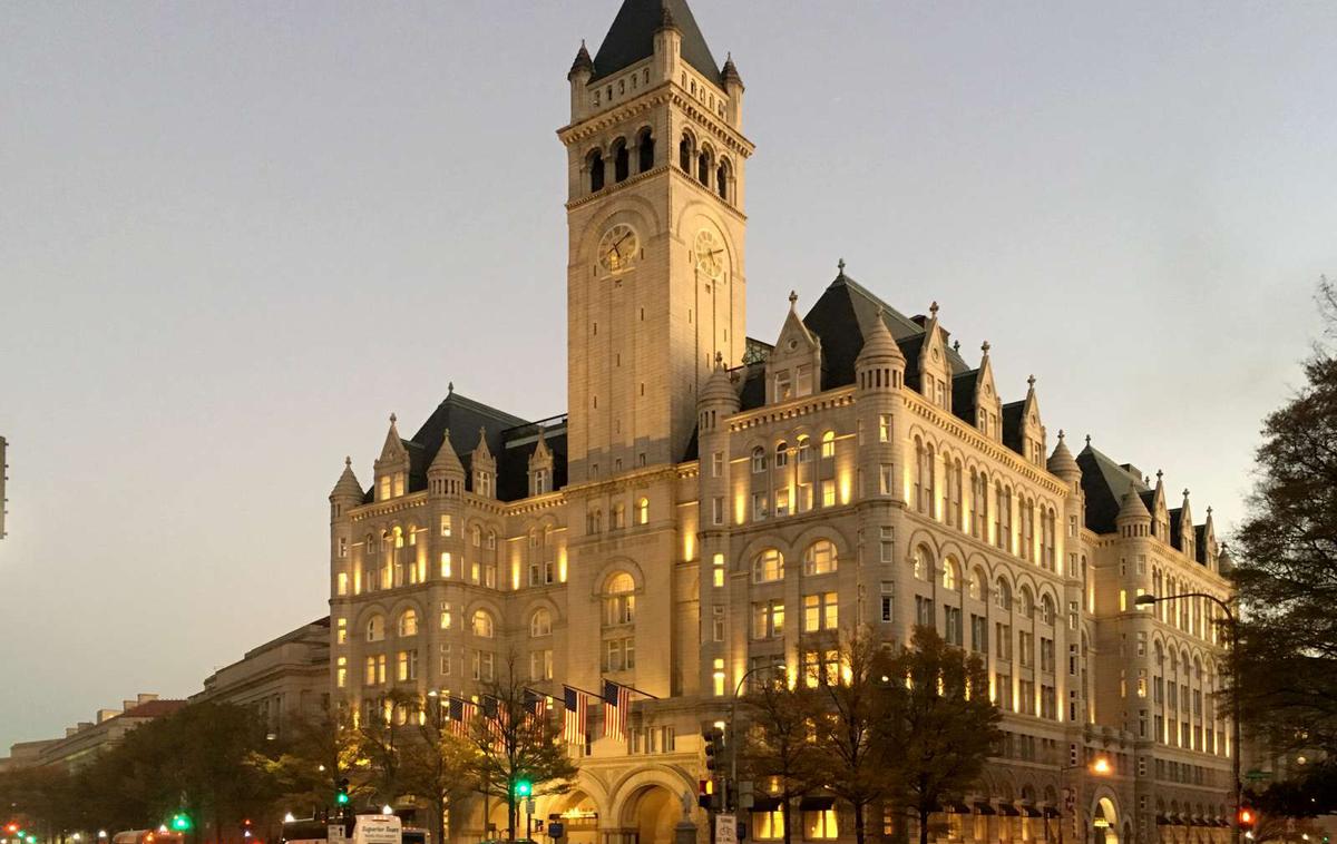 trumpov hotel | Hotel je v zadnjih letih postal priljubljeno zbirališče Trumpovih privržencev in tujih gostov, ki so želeli dobro sodelovanje z nekdanjo vlado ZDA. | Foto STA