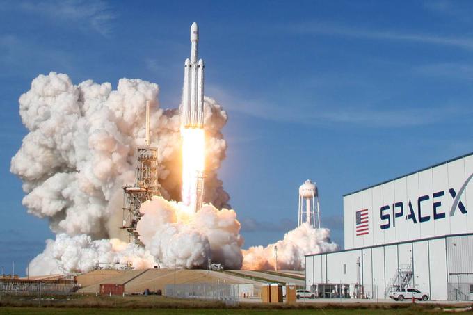 Kliknite na fotografijo in preverite, kako je potekala včerajšnja izstrelitev rakete Falcon Heavy, kaj je odnesla v vesolje in ali je šlo kaj narobe. | Foto: Reuters