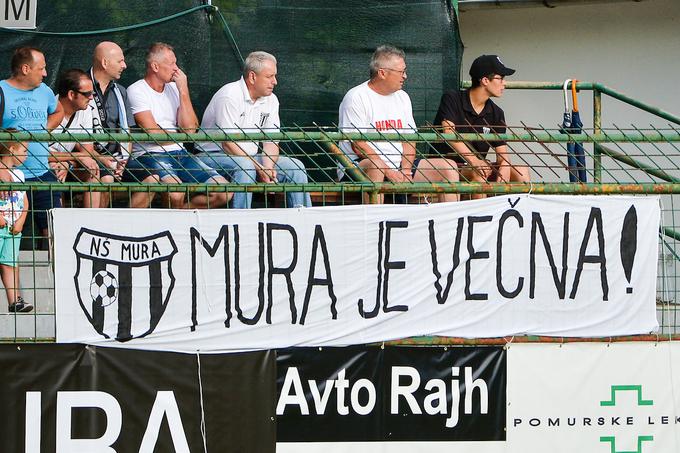 "Za Muro se ne navija, za Muro se živi," so glasno poudarjali navijači prekmurskega kluba. | Foto: Mario Horvat/Sportida