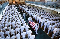 McCaina pokopali na pokopališču pomorske akademije v Marylandu #video