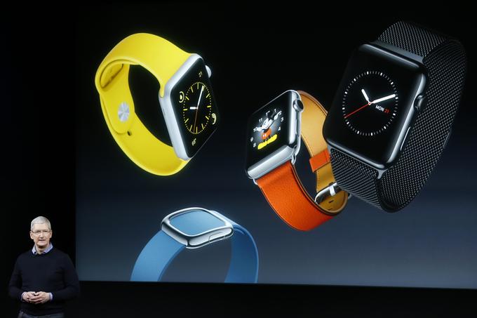Tim Cook predstavlja prenovljeni Apple Watch. | Foto: Reuters