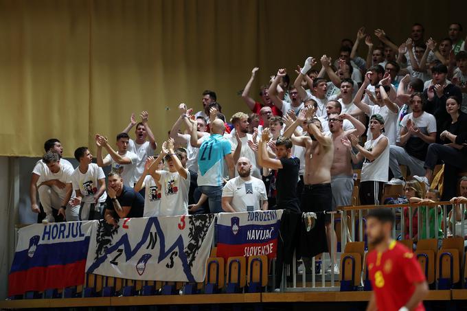Tako so Združeni navijači Slovenije prejšnji petek v Tivoliju pomagali slovenski reprezentanci v futsalu do odmevnega remija proti Španiji. | Foto: Aleš Fevžer