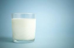 Slovenske kmetije lansko leto domačim mlekarnam prodale manj mleka