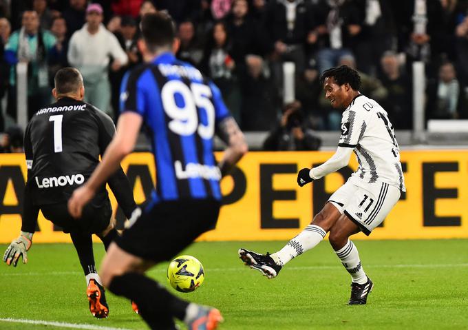 Juan Cuadrado je v 83. minuti premagal Handanovića, a je Inter nato izenačil. | Foto: Reuters