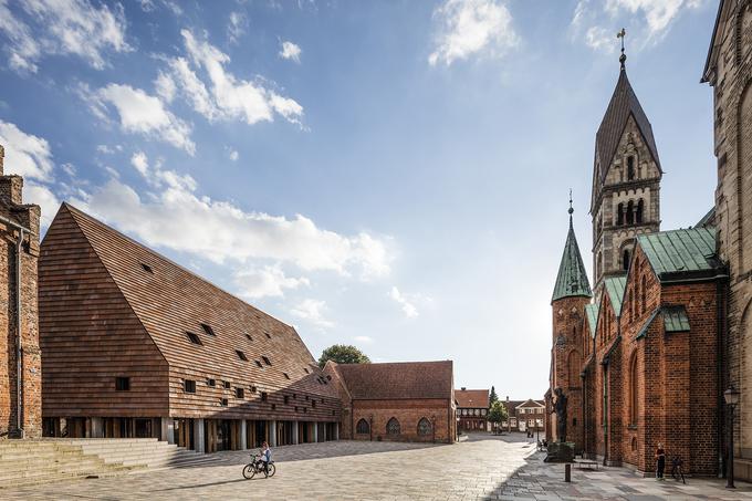 Objekt Kannikegarden v starem danskem mestu Ribe so zasnovali Lundgaard & Tranberg Architects iz Köbenhavna. | Foto: Andres Sune Berg