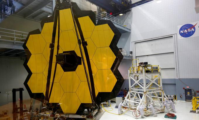 Takole je videti razprt sistem ogledal vesoljskega teleskopa James Webb. Na naslovni fotografiji je del sistema ogledal namreč zložen. | Foto: Reuters