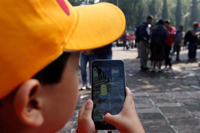 Prvovrsten praktičen primer aplikacije, zgrajene na obogateni resničnosti, je mobilna igra Pokemon Go, ki je letos obnorela več kot sto milijonov ljudi.  | Foto: Reuters