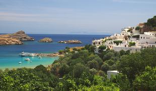 Grški premier evakuiranim turistom obljubil teden dni brezplačnih počitnic na Rodosu