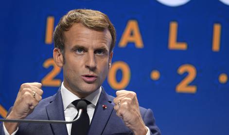 Macron kljub protestom podpisal zakon o pokojninski reformi