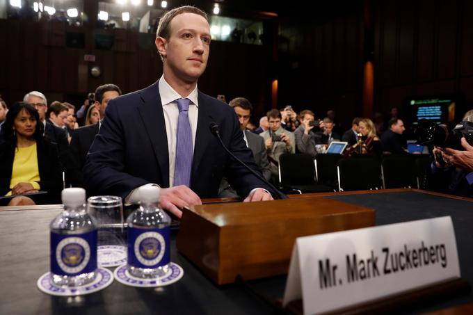 Zuckerbergu so v ameriškem senatu po škandalu Cambridge Analytica postavili nekaj neprijetnih vprašanj, a si je od njih hitro opomogel, saj posledic skoraj ni bilo. Pomagal mu je tudi piš denarja, saj je Facebook v naslednjih četrtletnih obdobjih podiral lastne prodajne rekorde.  | Foto: Reuters