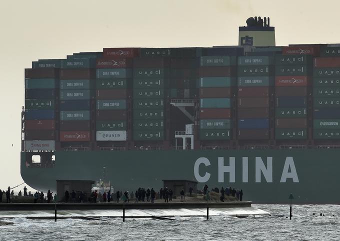 Ena največjih tovornih kontejnerskih ladij na svetu je CLCS globe in je z dolžino 399 metrov lahko sprejela 19.100 kontejnerskih enot TEU. | Foto: Reuters