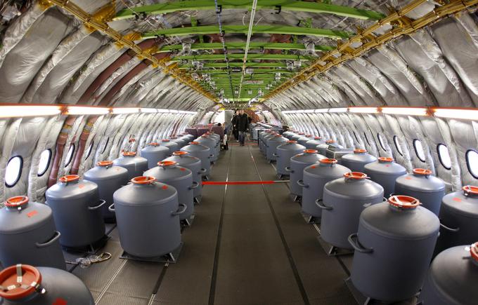 Tako so videti balastni sodi na največjem potniškem letalu na svetu, Airbusu A-380. Kliknite na fotografijo in preberite našo zgodbo o tem letalu, ki kljub podrtim številnim rekordom velja za polomijo. | Foto: Reuters