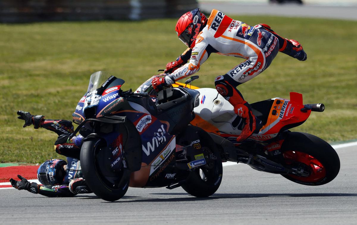 Portimao Marc Marquez Miguel Oliveira | Marc Marquez je s prednjo pnevmatiko siloviti trčil v Miguela Oliviero. | Foto Reuters