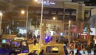 Napad na hotel v Hurgadi: turisti ranjeni, en napadalec umrl, drugi ranjen (video)