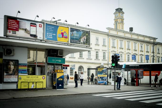 Rumeno-modri bankomati so praviloma postavljeni na prometnih lokacijah, predvsem tam, kjer je veliko turistov. | Foto: Ana Kovač