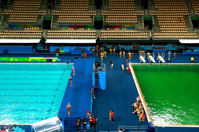 Voda v bazenu je bila sumljivo zelene barve. | Foto: Getty Images