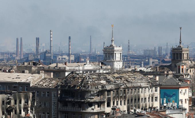 Nadzor nad to jeklarno je postal osrednja točka v boju za nadzor nad Mariupolom. | Foto: Reuters