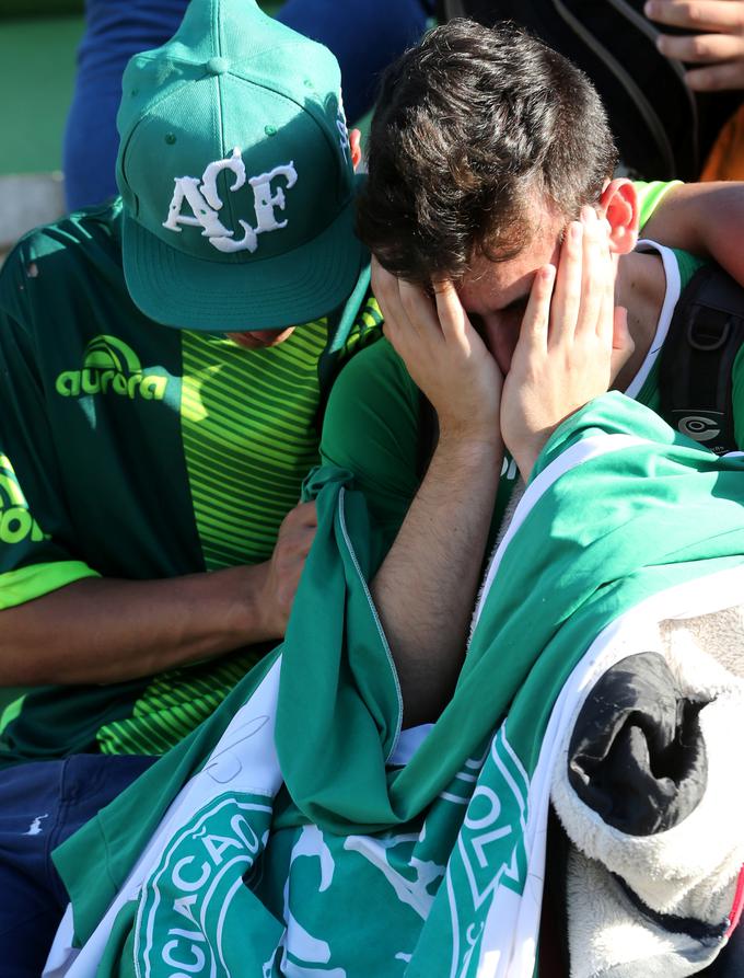 Navijači Chapecoenseja žalujejo. | Foto: Reuters