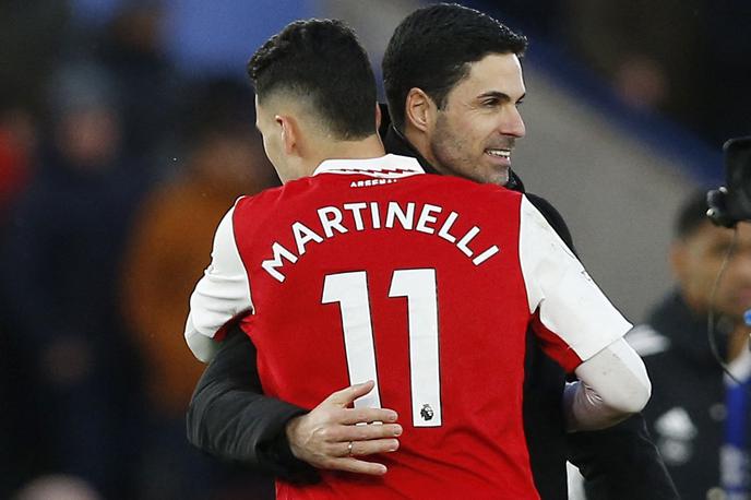 Martinelli Arsenal | Gabriel Martinelli v objemu trenerja Mikela Artete. | Foto Reuters