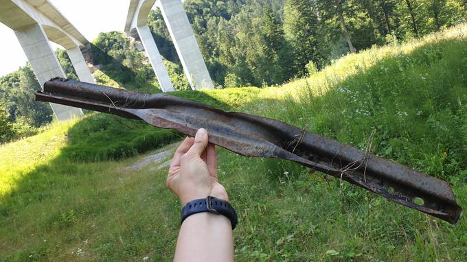 V okolici viadukta najdemo številne najrazličnejše predmete. | Foto: Metka Prezelj
