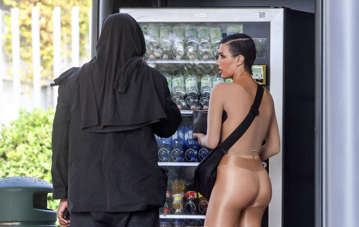 Bianca Censori in Kanye West | West in Censorijeva se v zadnjih mesecih v javnosti pogosto pojavljata v nenavadnih opravah in s tem sprožata številne negativne komentarje. | Foto Profimedia