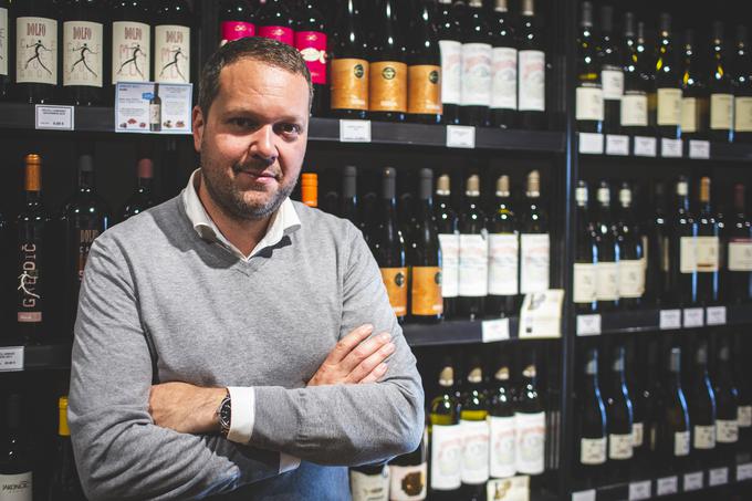 Gašper Čarman je spletno vinoteko eVino odprl pred točno 15 leti, od izbruha koronavirusa pa v njej proda glavnino vin. | Foto: Bojan Puhek