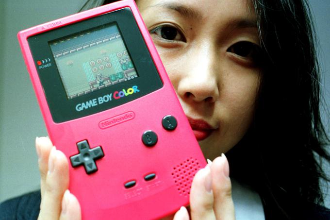 Izvirni Game Boy je leta 1998 nadomestil Game Boy Color, ki je imel barvni zaslon. Nintendo ga je proizvajal do leta 2003, a ga že dve leti prej na policah trgovin postopoma začel nadomeščati z novim Game Boy Advance.  | Foto: Reuters