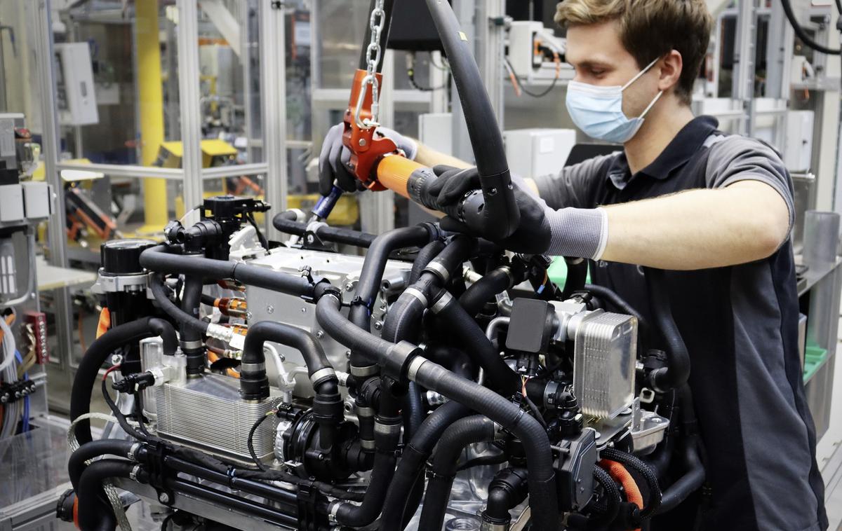 Mercedes-Benz | Mercedes bo z razvojnim centrom v Berlinu pomagal delavcem pri prekvalificiranju – tako bodo lahko obdržali del zaposlenih ob prehodu na popolno električno modelno paleto. | Foto Mercedes-Benz