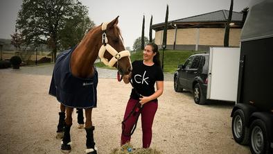 Mlada Slovenka, ki v Švici skrbi za dragocene tekmovalne konje