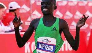 Kipyego dobil amsterdamski maraton, rekord proge ni padel