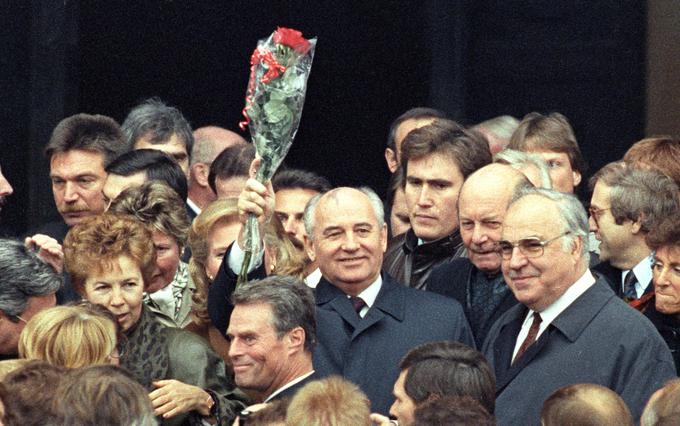 Združitev Nemčije je v veliki meri omogočil reformni sovjetski voditelj Mihail Gorbačov. Na fotografiji ob Kohlu s šopkom ob roki.  | Foto: Reuters