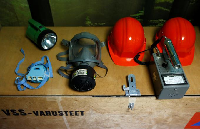 V sobi najdemo tudi zaščitno opremo: od čelad, plinske maske in števca radioaktivnih delcev v zraku ... | Foto: Reuters