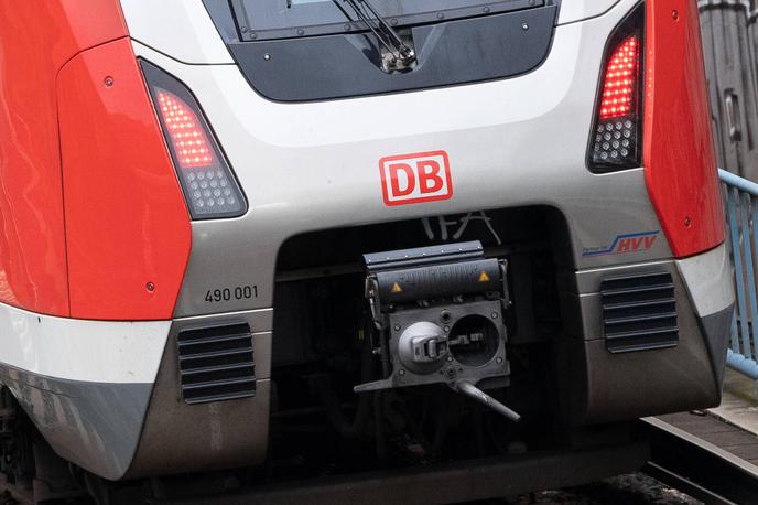 Deutsche bahn vlak | Težavo so zatem uspešno odpravili, a težave v prometu se bodo verjetno čutile še cel dan, je sporočil predstavnik družbe Deutsche Bahn. Kot je povedal, je bil problem v sistemu digitalne radijske komunikacije med vlaki. | Foto Guliverimage