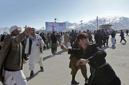 Več mrtvih v samomorilskem napadu na letališču na vzhodu Afganistana