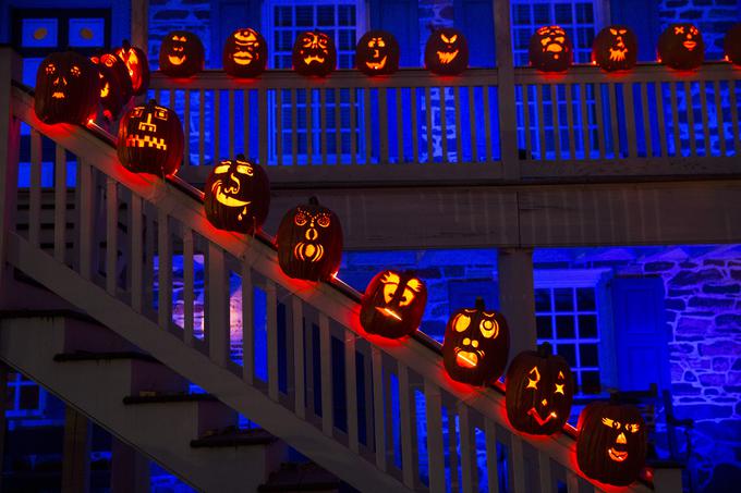 S svečami osvetljene izrezljane buče so postale zaščitni znak noči čarovnic. | Foto: Reuters