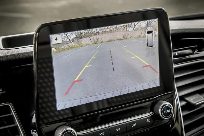 "Pogled" nazaj olajšajo vzvratna kamera, parkirni senzorji in asistenčni sistemi kot je cross alert. | Foto: Ford